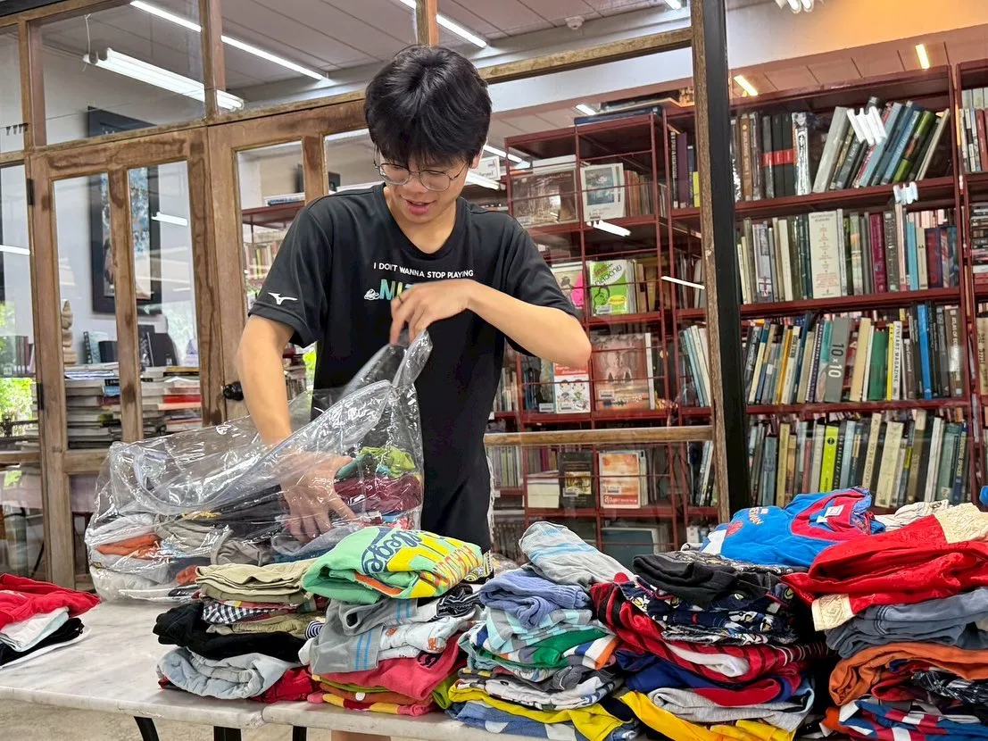 志工團成員整理二手物資。志工團成員準備客家點心牛搵水與泰國學生交流。翻攝自客家青年國際志工服務及海內外客家後生交流營臉書