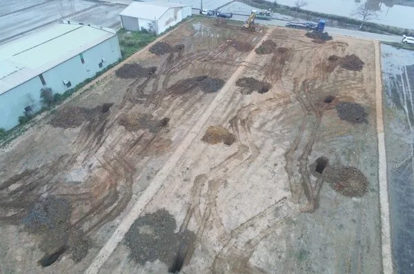 桃檢去年偵辦新屋區租用農地開挖土方再回填建築廢棄物案，起訴土方業者後，再查出有員警與環保人員涉嫌按月收賄公關費用，圖為現場。桃園地檢署提供