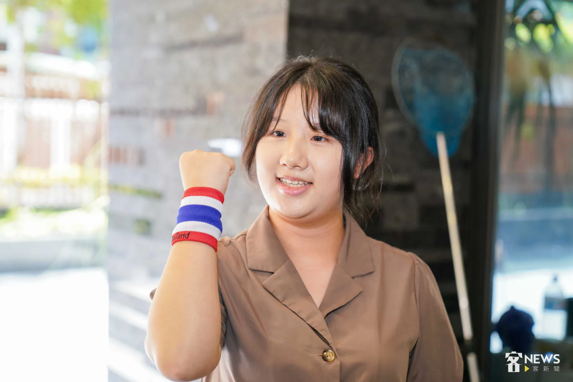 黃祈萌秀出泰國當地朋友送他的泰國國旗腕帶。李台源攝