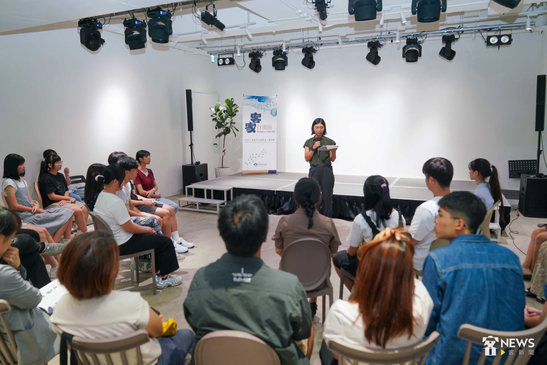 志工成員輪流上台分享赴泰國服務的心得。李台源攝