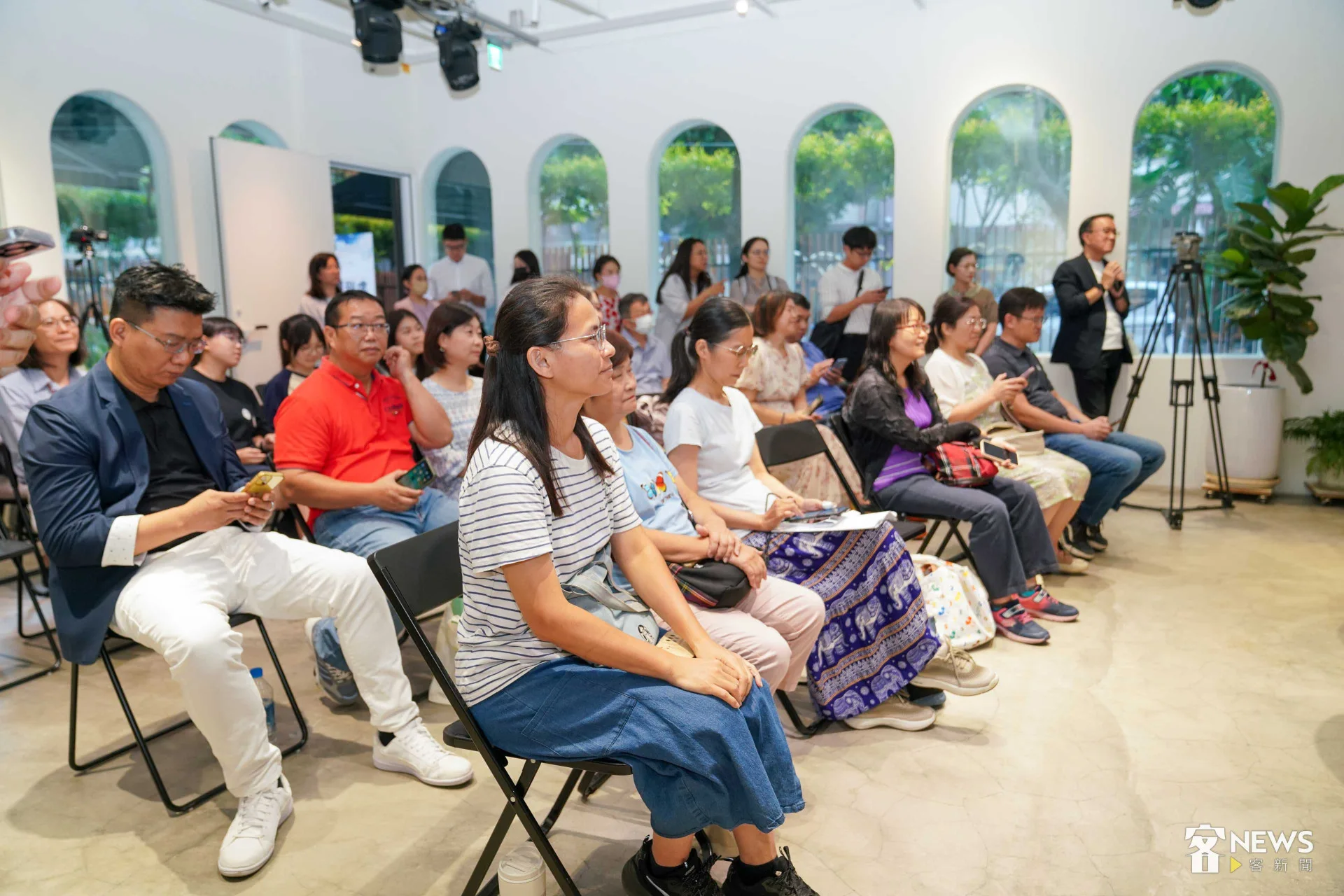 家長們也齊聚聆聽學員們分享在泰國的大小故事。李台源攝