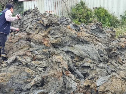 桃園新屋3處農地遭吳長烜集團等假藉灌溉溝渠工程名義，非法深挖土方，平均深度達4.58公尺，部分點位甚至近7公尺，總面積高達1萬5668平方公尺，總開挖體積超過7萬2300立方公尺。桃園地檢署提供