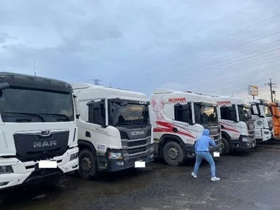 桃檢偵辦吳長烜集團假借「灌溉溝渠工程」名義，非法深挖土方變賣，回填營建廢棄物，依法起訴、搜索之際，也查扣陞鴻、陞源17輛曳引車。桃園地檢署提供