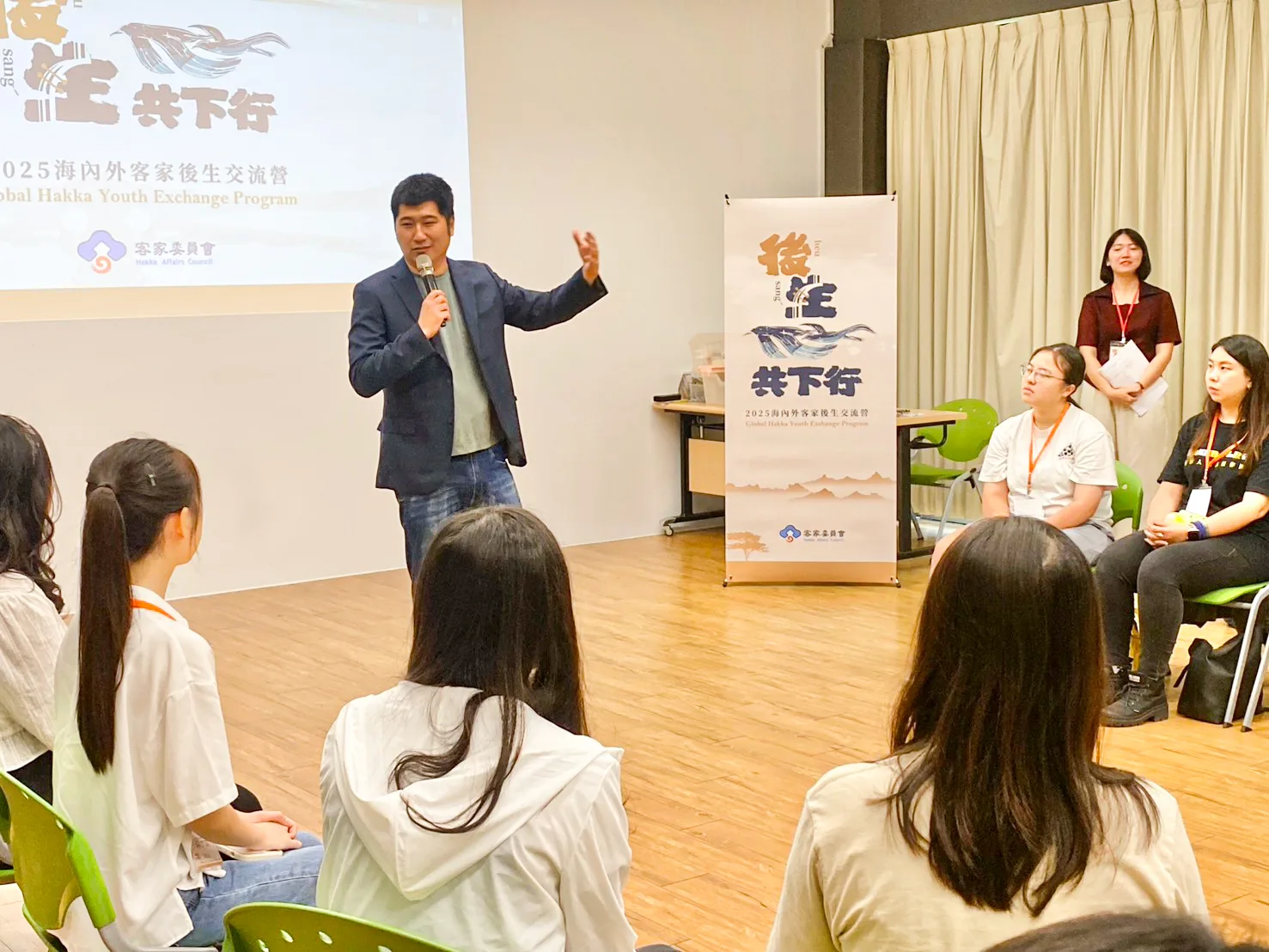 海內外客家後生交流營客委會副主委邱星崴致詞。客委會提供