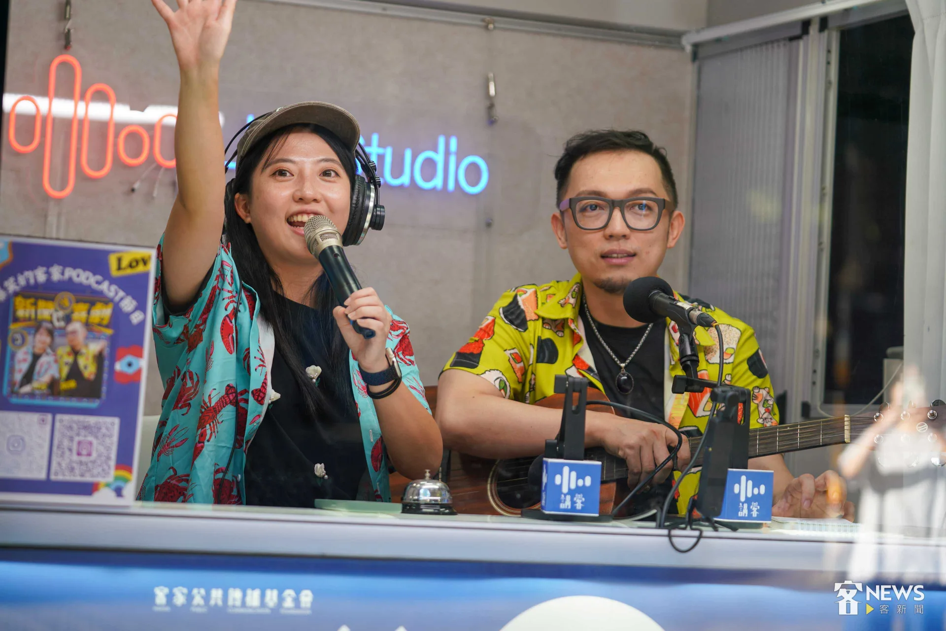《新聞懂喜劇》李穎珍（左）與阿拋（右）與民眾互動，兩人都說再次出來錄音，更懂得如何與大家互動。李台源攝