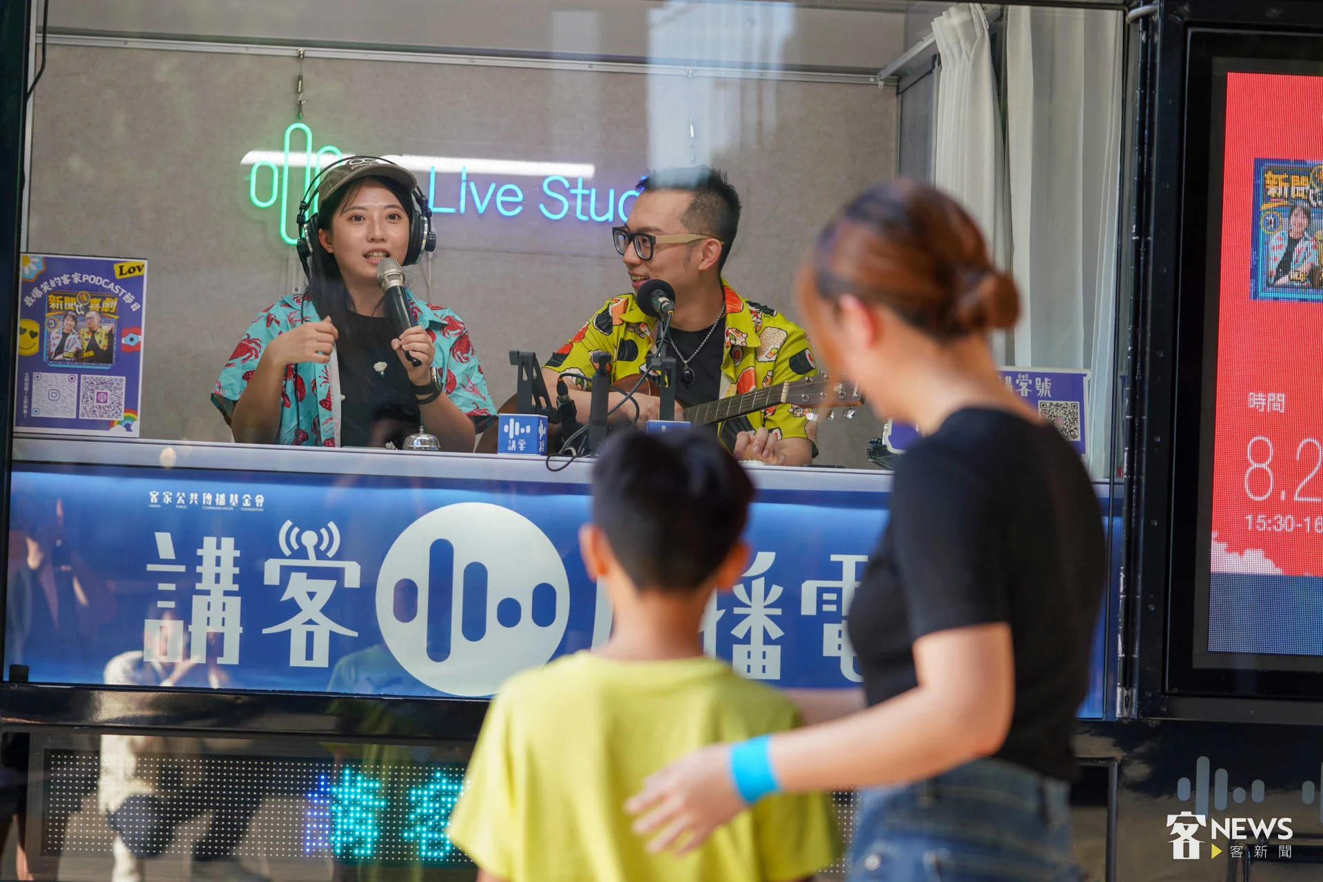 李穎珍（左）與阿拋（右）邀請路過的小弟弟一起合唱。李台源攝