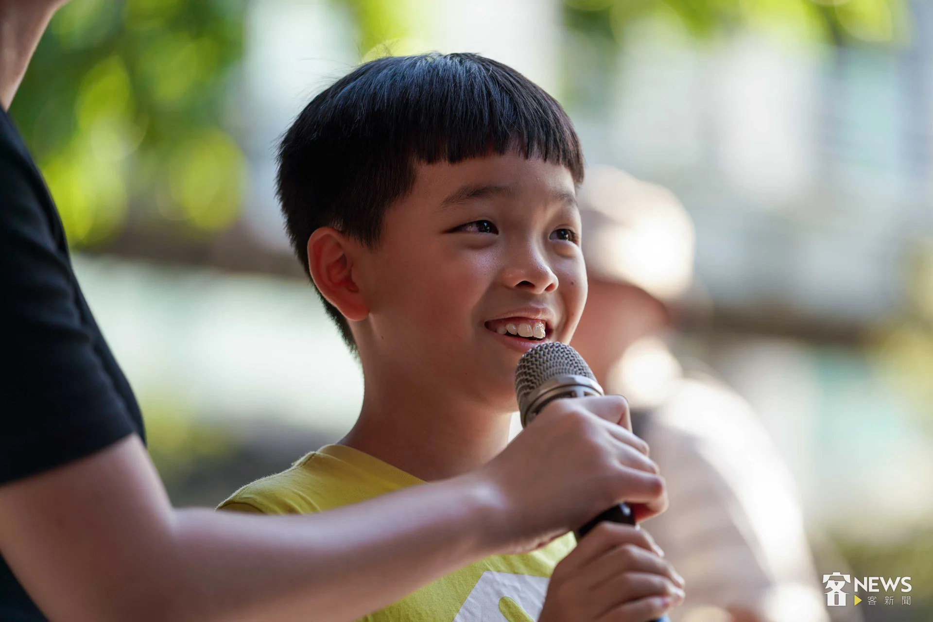 李穎珍（左）與阿拋（右）邀請路過的小弟弟一起合唱。李台源攝