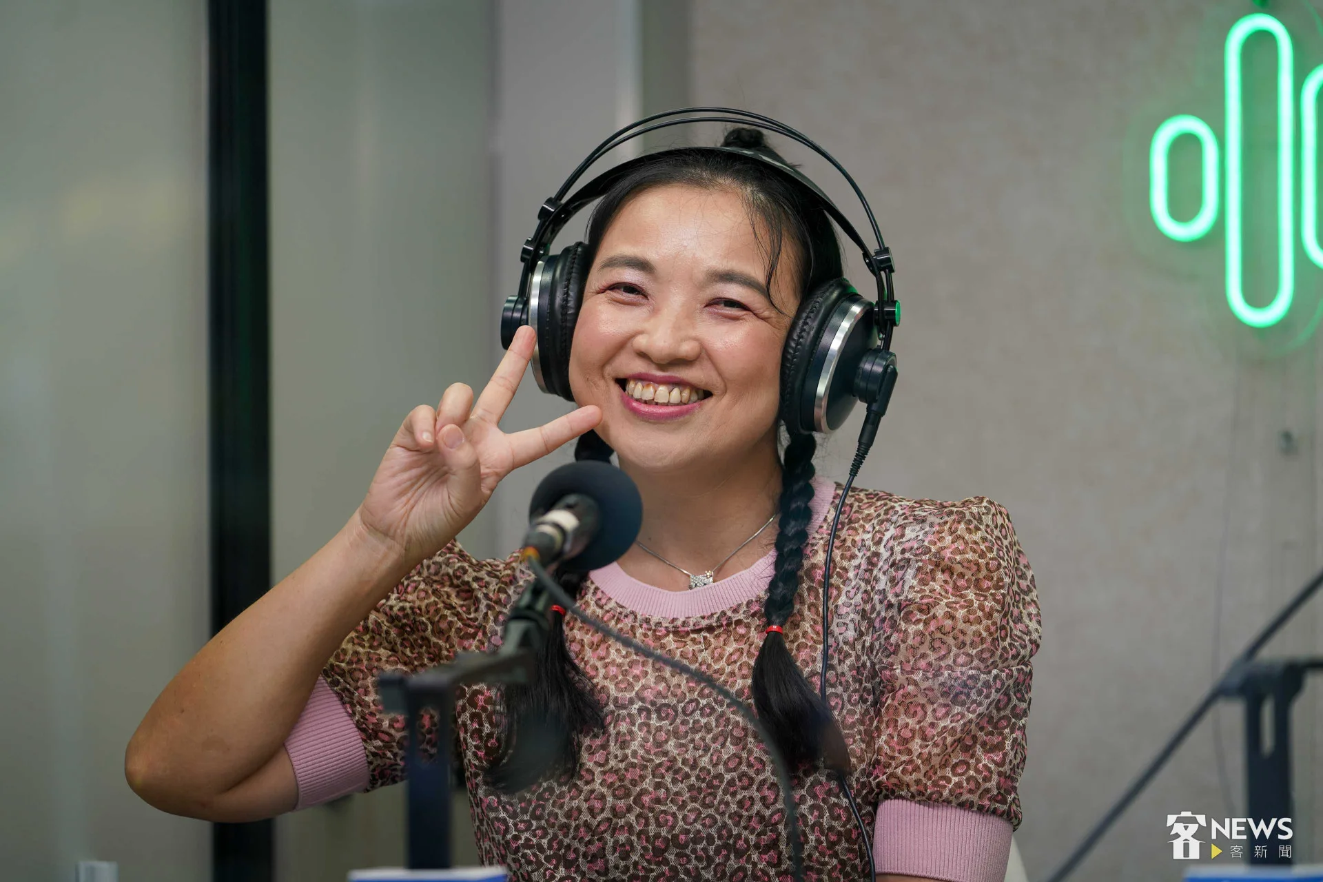 彭月春稱讚，把錄音室搬到戶外，可以與聽眾朋友甚至路人互動，非常有意義。李台源攝