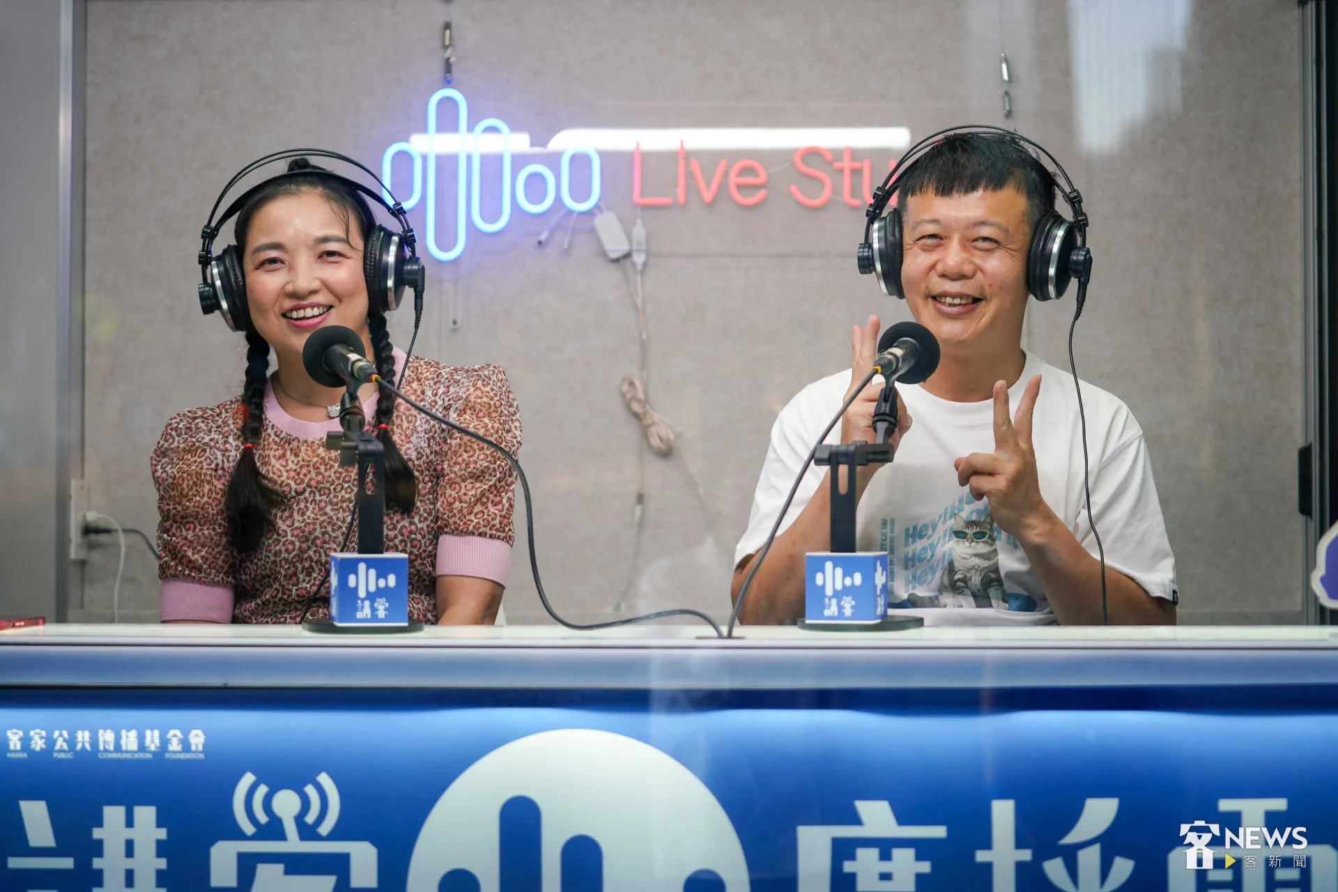 彭月春（左）與邱寶郎（右）在講客廣播電臺《尋味時刻Hakka369》介紹好吃的料理以及如何製作各種美食。李台源攝