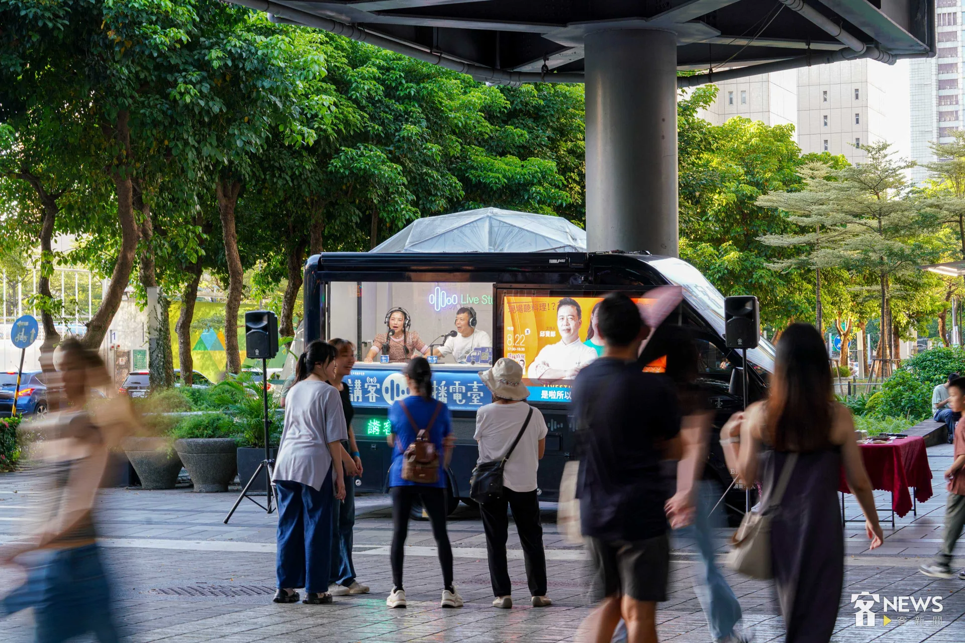 路過的民眾被講客號給吸引。李台源攝