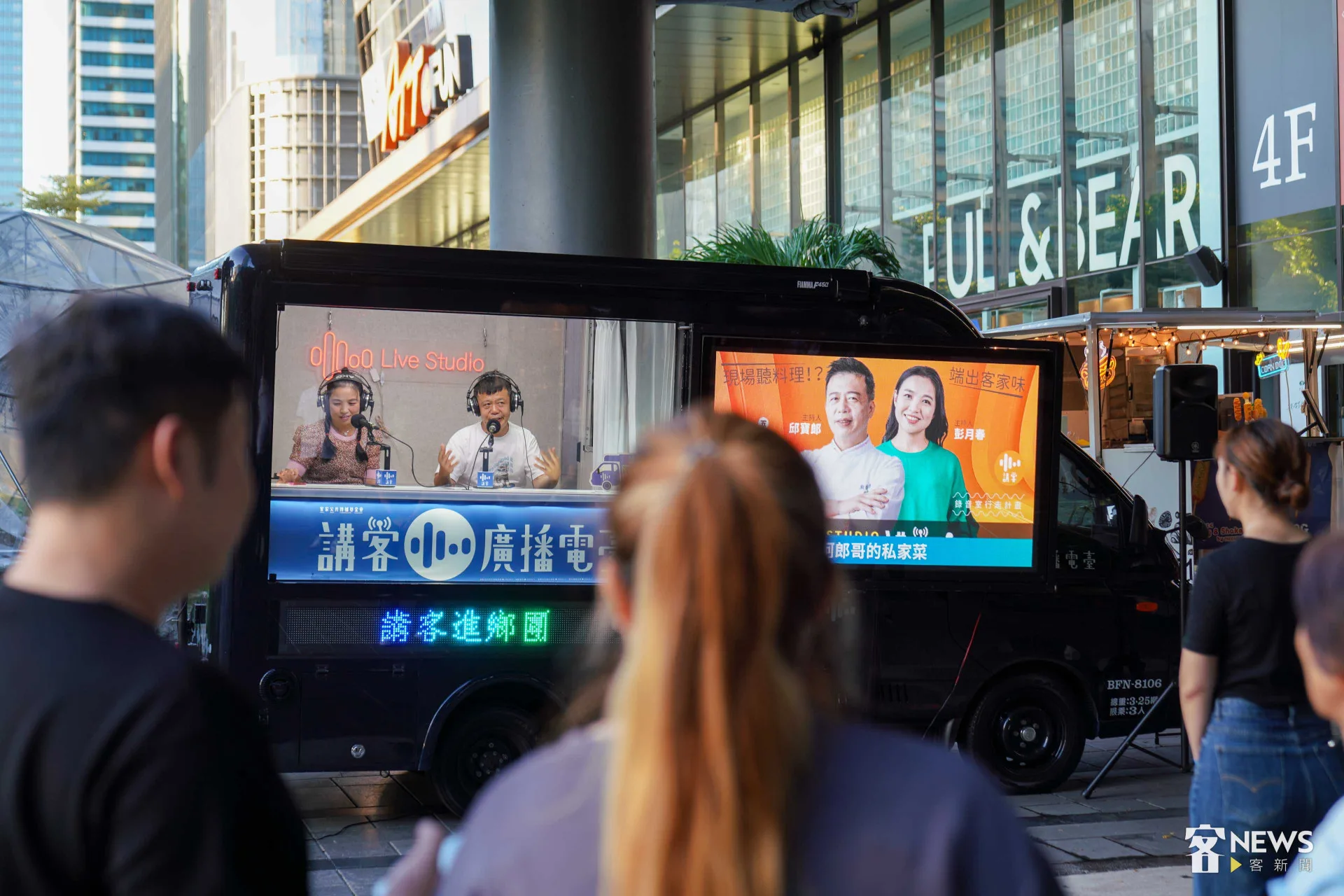 講客號的AI客語即時字幕，可以即時將主持人講的客語翻譯成華語，並且顯示在車身上的螢幕。李台源攝