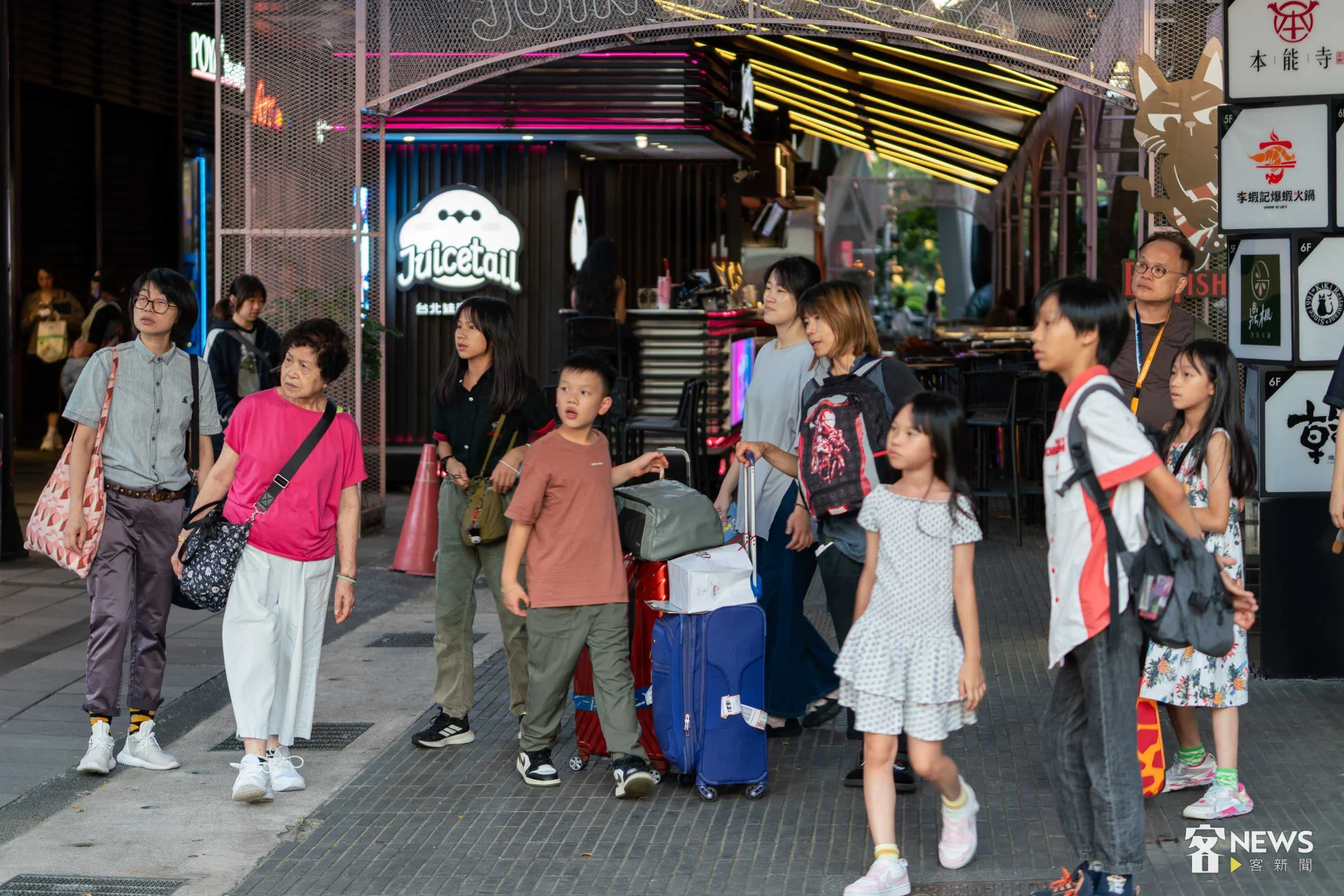 路過的民眾被講客號給吸引。李台源攝