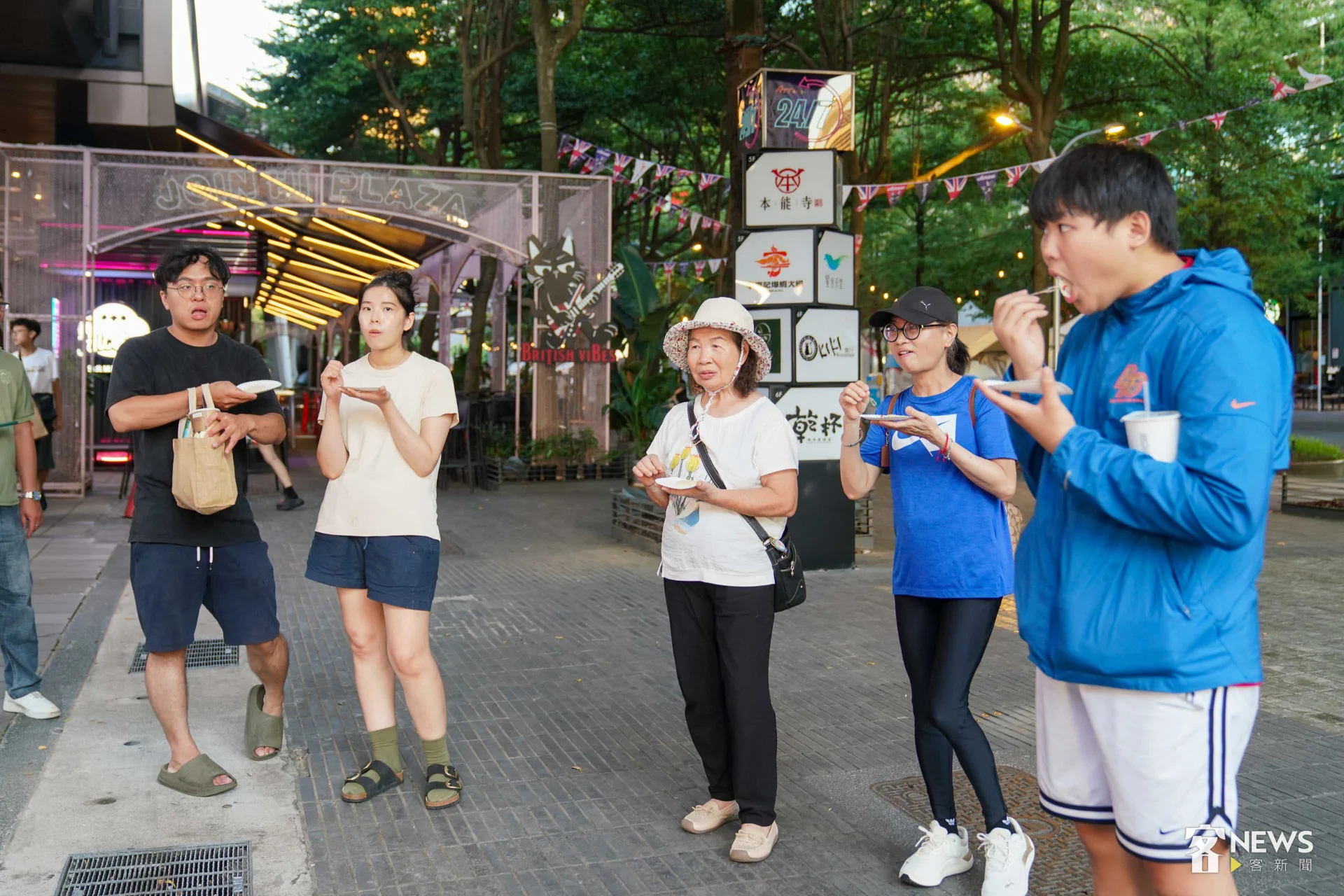 邱寶郎準備了涼拌蓮藕邀請民眾試吃，民眾讚不絕口。李台源攝