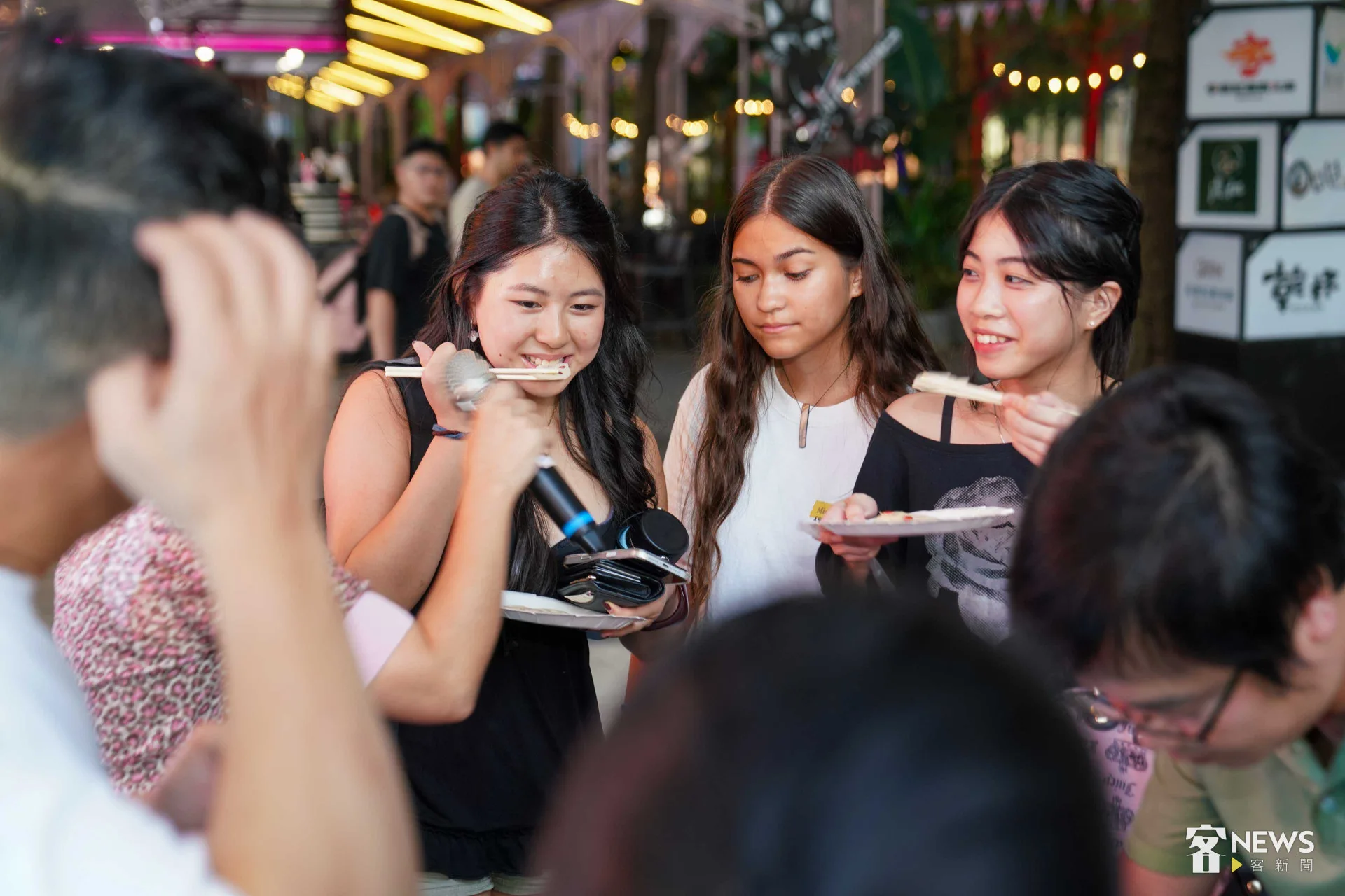 邱寶郎準備了涼拌蓮藕邀請民眾試吃，民眾讚不絕口。李台源攝