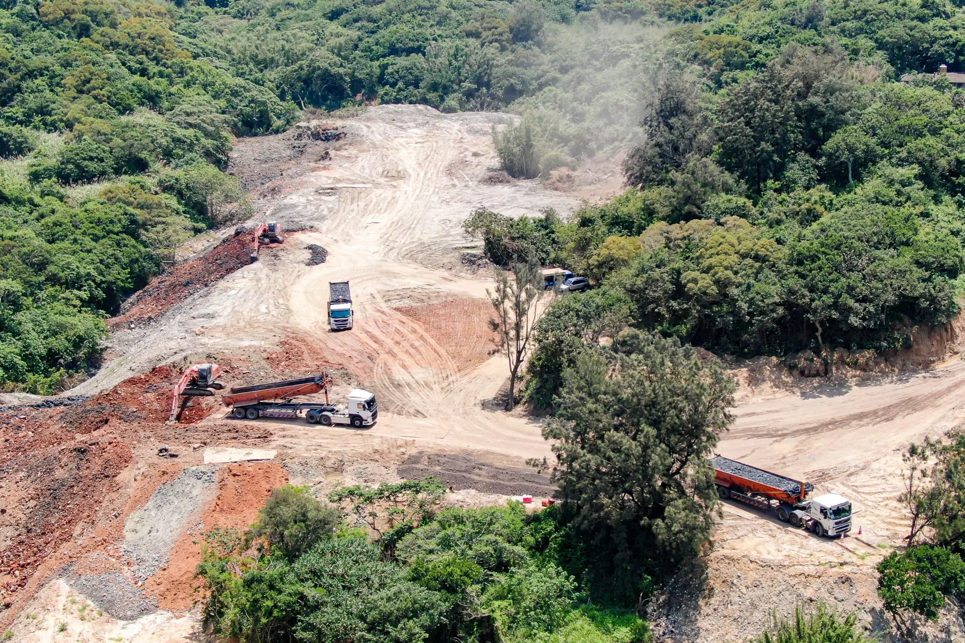檢調指出，工地清運業者非法棄置大量廢土，面積約等同5座足球場大。苗栗地檢署提供