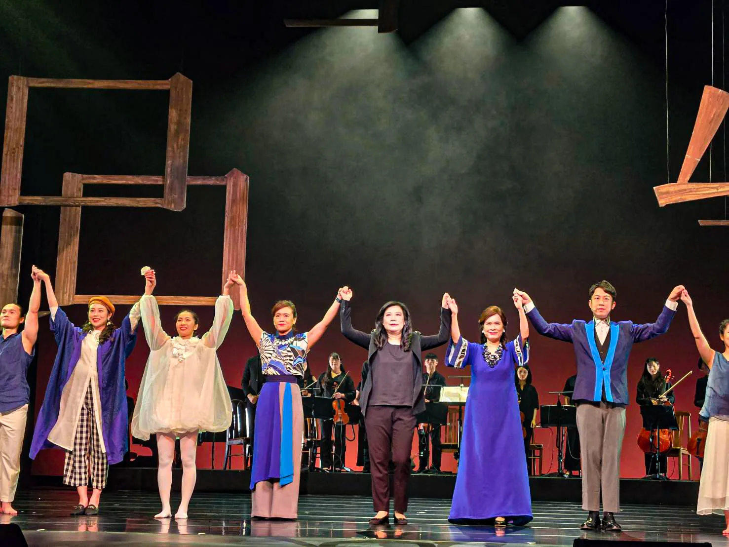 《紀實音樂劇場-歸來去》曾貴海醫師逝世周年紀念展演演員謝幕。客委會提供