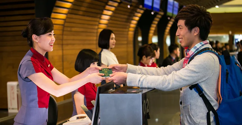 華航宣布，軍人節當天提供搭乘台灣出發航班的現役軍人，享有禮遇報到及空位升等商務艙服務。華航提供