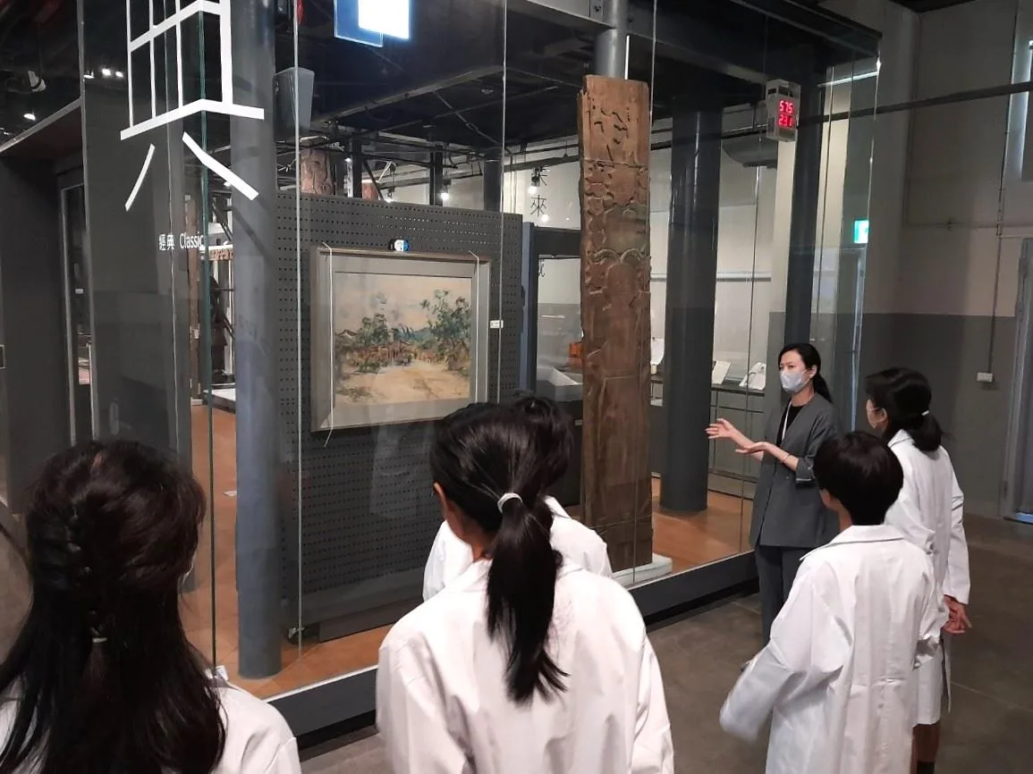 學員參觀開放式庫房。屏東縣政府提供