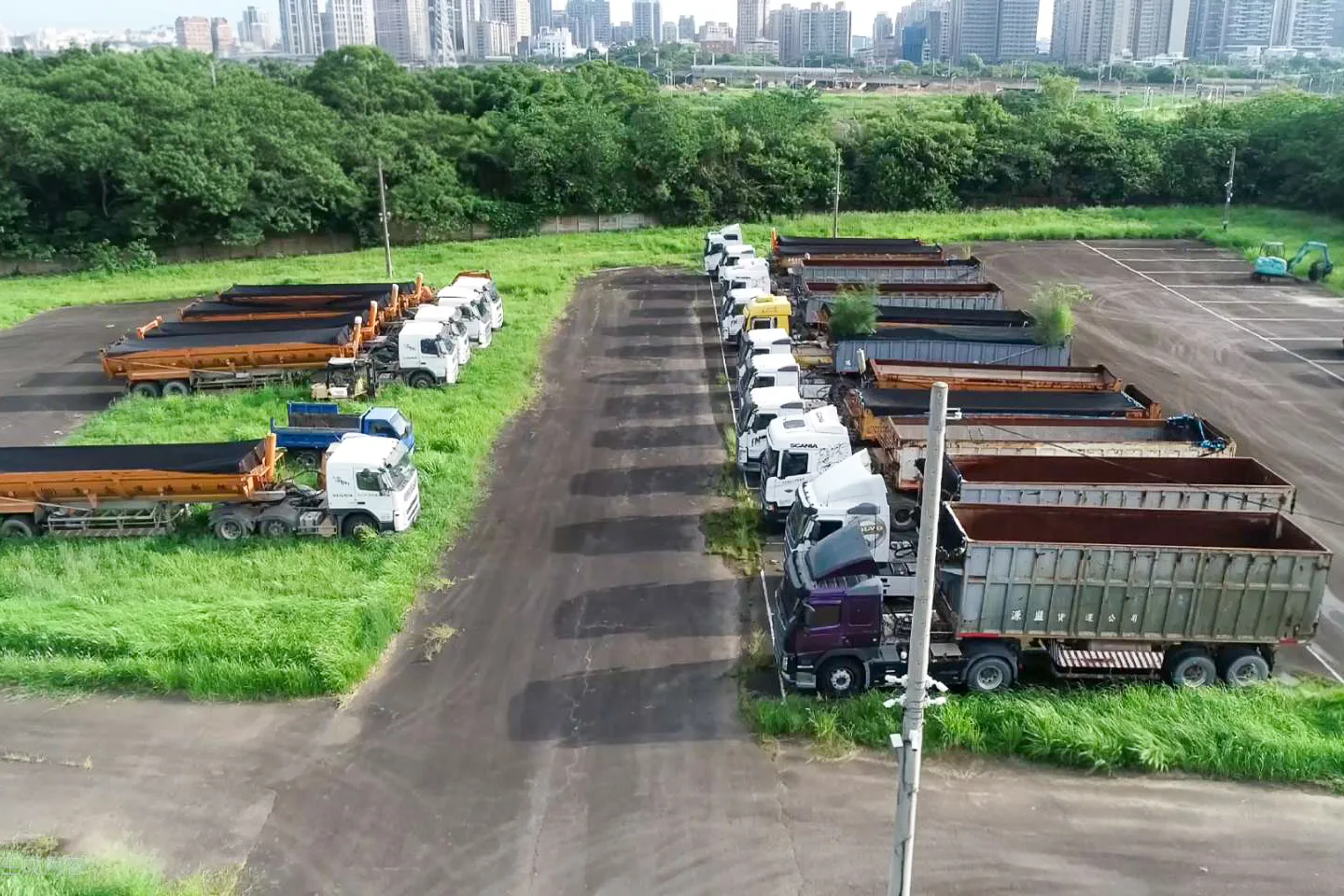 檢調成功查扣非法載運廢土的曳引車39輛。苗栗地檢署提供