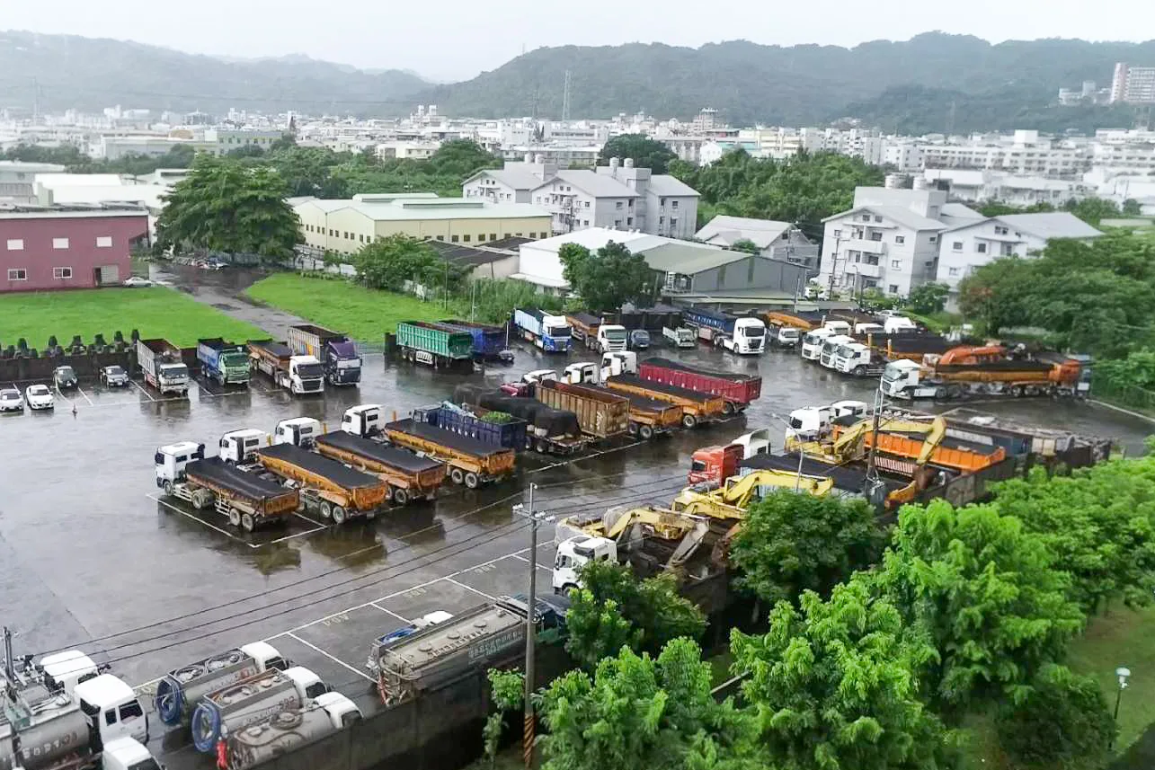 檢調成功查扣非法載運廢土的曳引車39輛。苗栗地檢署提供