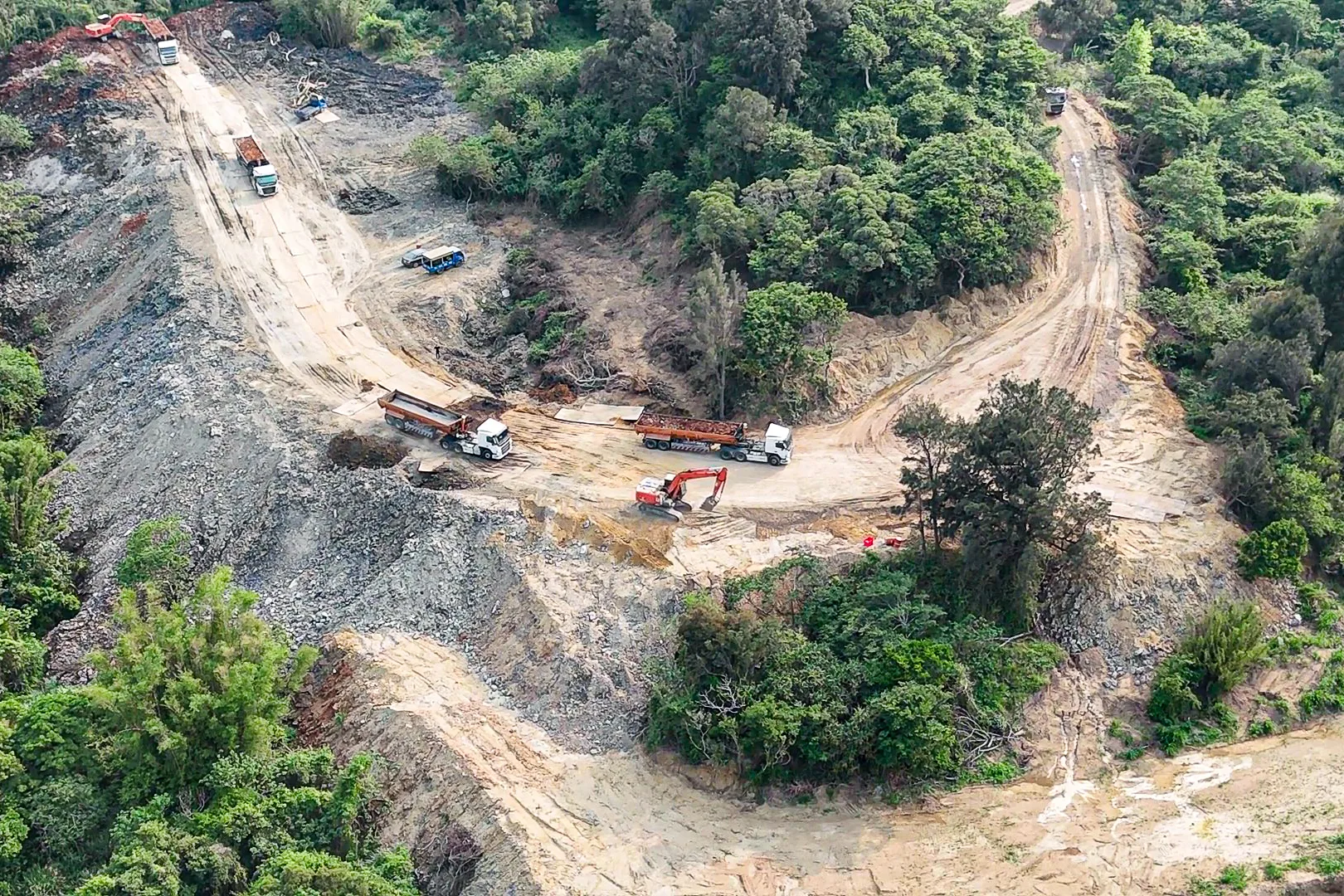 檢調指出，工地清運業者非法棄置大量廢土，面積約等同5座足球場大。苗栗地檢署提供