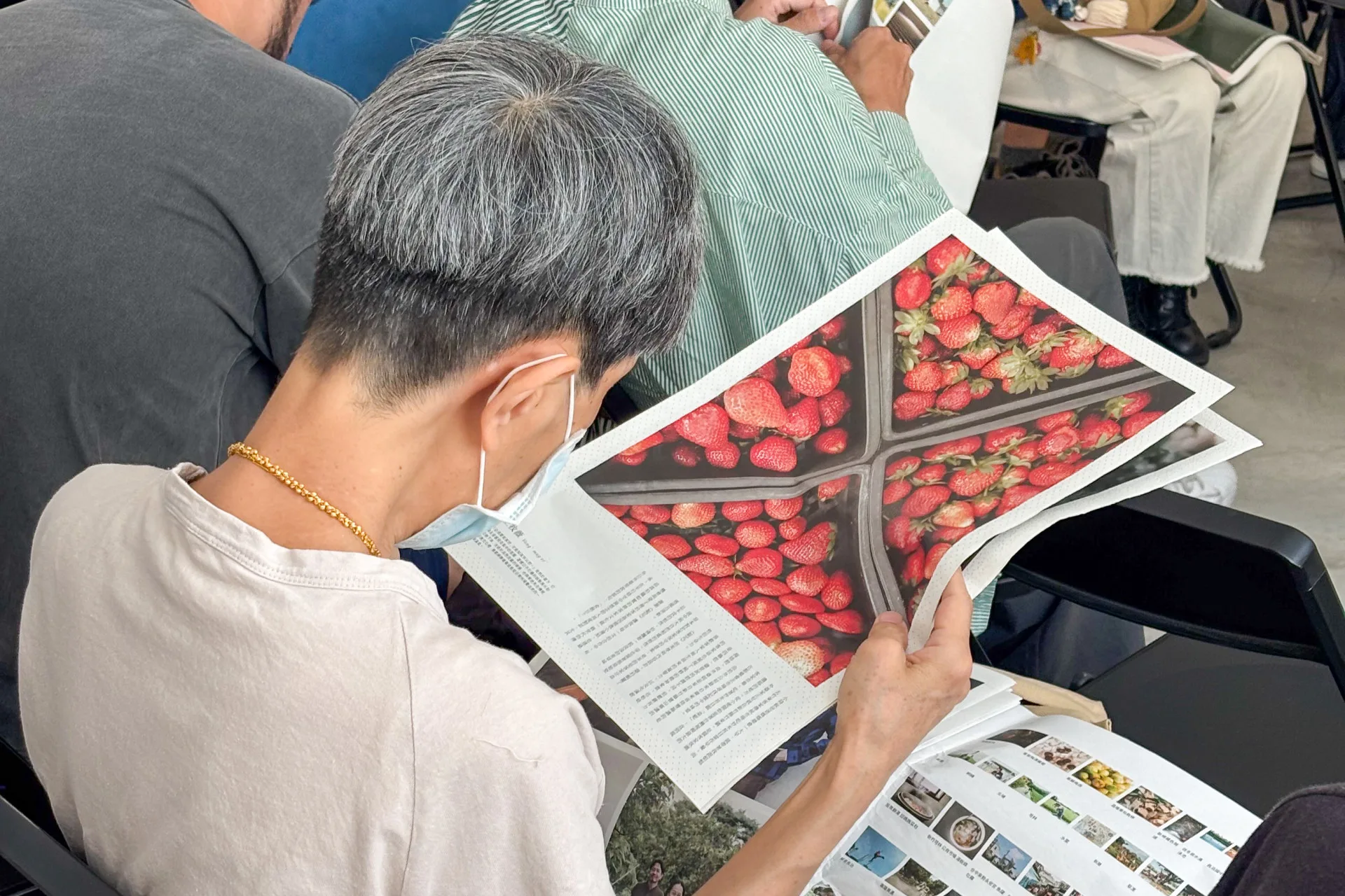 攝影展座談會現場讀者翻看The Wallpaper (by) TienFaˊ攝影作品。徐穗青攝