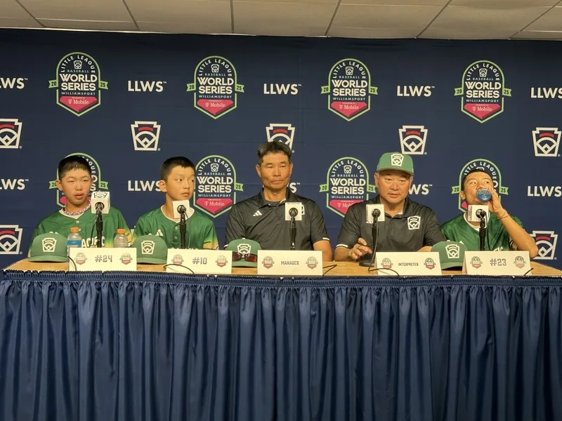 台北市東園國小少棒隊總教練賴敏男（圖中）與隊員出席總冠軍賽後記者會。中央社