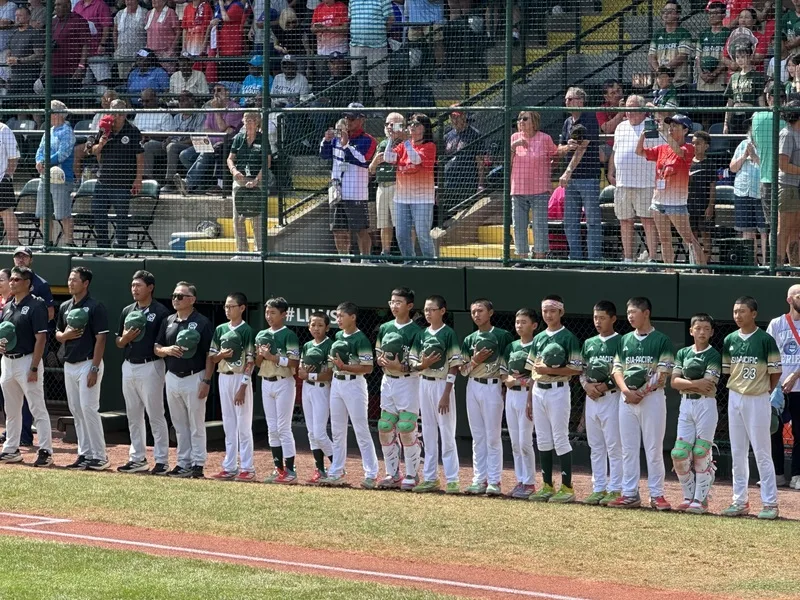 台灣隊24日在威廉波特世界少棒總冠軍賽以7比0擊敗美國隊，贏得睽違29年的國際少棒最高榮譽。圖為球員們於賽前列隊。中央社