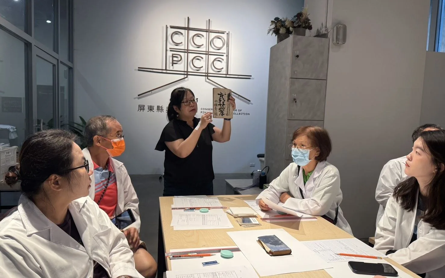 成人學員參與「一日文物守護者」課程。屏東縣政府提供