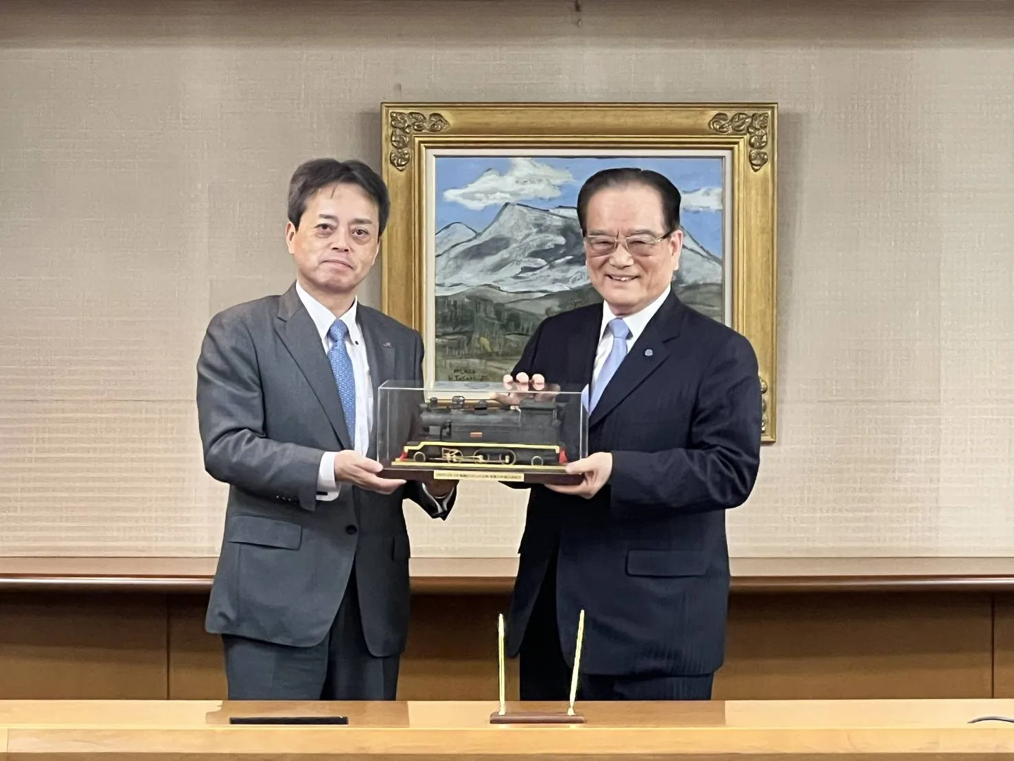 台鐵與JR九州簽署合作備忘錄,互相交換禮物。台鐵提供