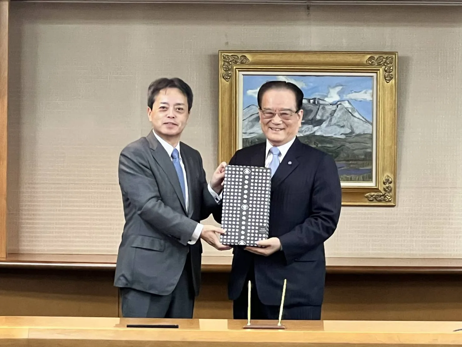 台鐵與JR九州簽署合作備忘錄,互相交換禮物。台鐵提供