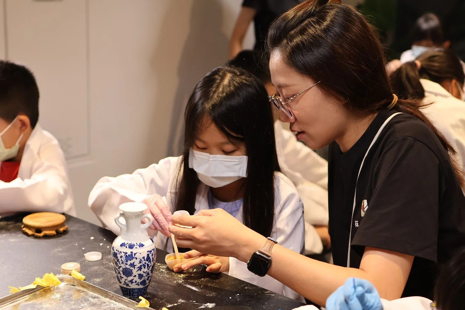 文物修復師陳俞君表示,參與學童體會到原來破掉的東西,也能透過細心呵護而重獲新生。屏東縣政府提供