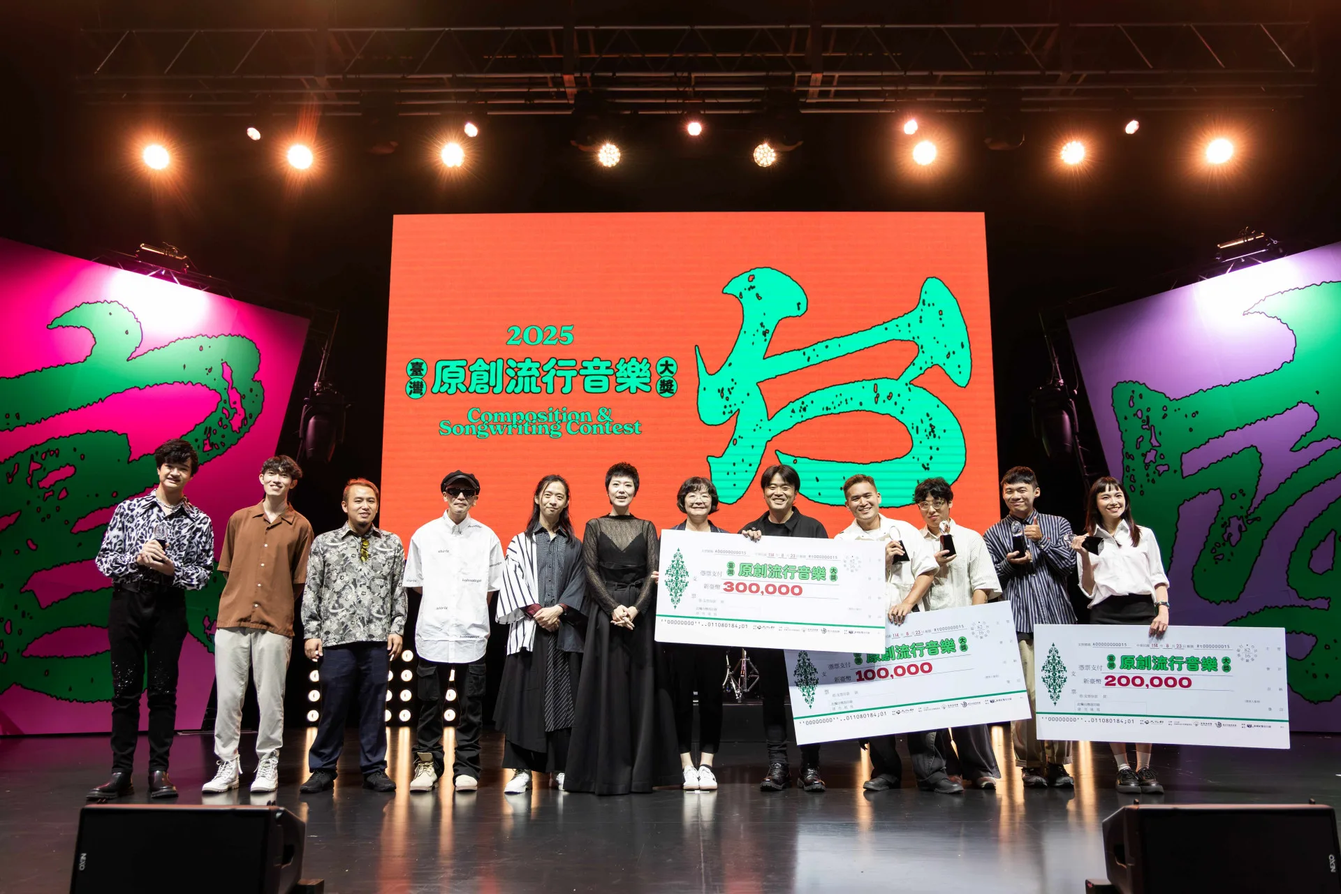 文化部常務次長徐宜君（右6）、評審曹雅雯（左6）與台語組獲獎者及入圍者合影。