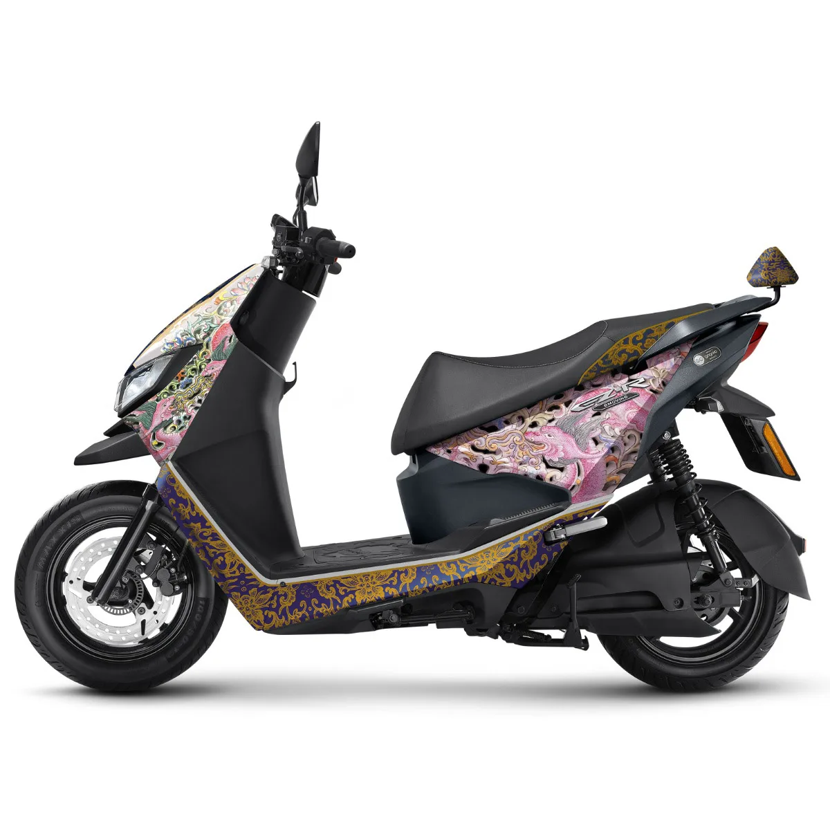 聯名電動機車，創意來自於故宮藏品「清 乾隆 洋彩玲瓏轉旋瓶」。翻攝故宮官網