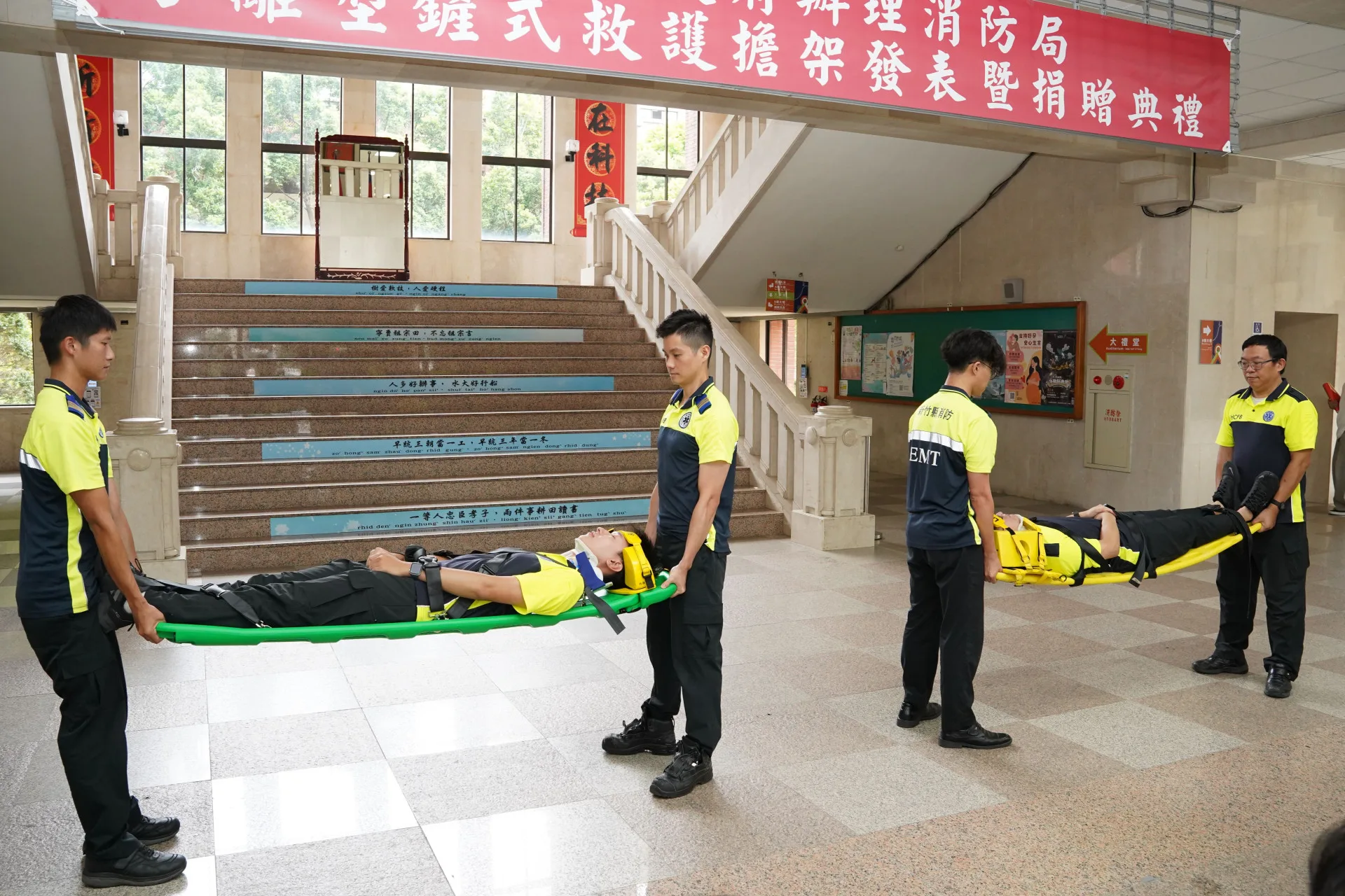 分離式鏟式擔架支撐及包覆性較好，相較傳統式擔架，搬運時較不會凹陷。