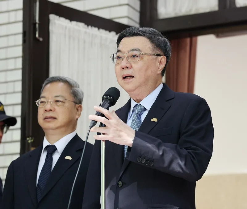 針對綠推中心副執行長涉嫌收受賄絡,卓榮泰(右)說,任何不法的行為,政府一定拿出鐵腕。中央社