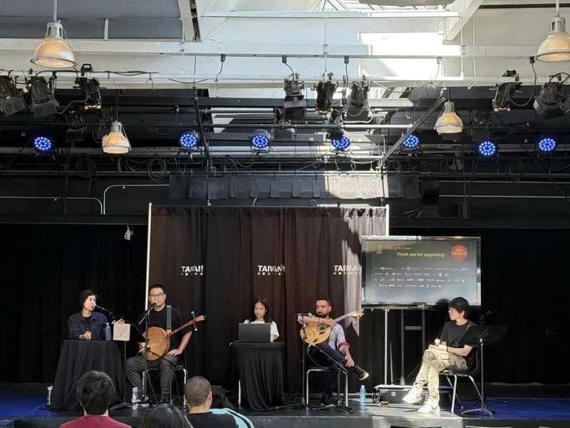 台灣「農村武裝青年樂團」團長阿達（江育達）（左2）及妻子俐君（左1），與多倫多葡萄牙裔法朵吉他演奏家阿魯達（右2）在加拿大台灣節共同參與講座。中央社