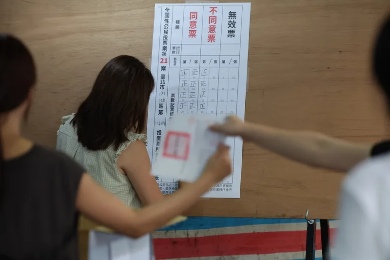 核三重啟公投投票23日下午4時截止，各票所緊接著進行開票作業，台北市網球中心投開票所內選務人員專心記錄票數。中央社