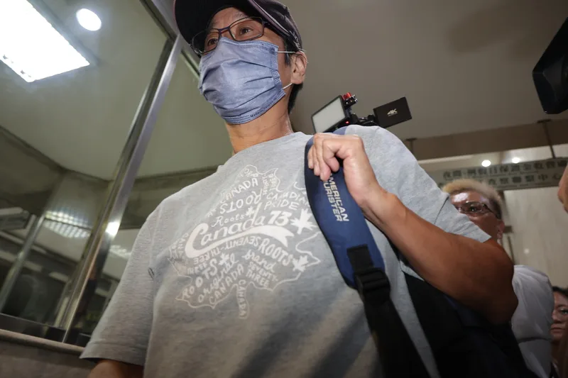 北檢25日指揮調查局台北市調處,兵分3路搜索被告教練周台英(圖)住居所及辦公室並約談周台英,晚間11時將周台英移送北檢複訊,周台英面對鏡頭不發一語。中央社