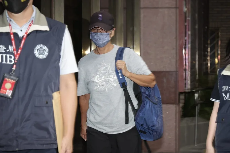 北檢25日指揮調查局台北市調處,兵分3路搜索被告教練周台英(灰衣)住居所及辦公室並約談周台英,另通知涉案教師陳忠慶等4名證人到案,朝詐欺、侵占等罪偵辦。晚間11時將周台英移送北檢複訊。中央社