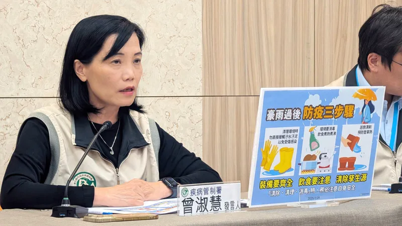 衛福部疾管署26日公布，國內19至25日新增9例類鼻疽本土病例，其中1例死亡，另新增6例鉤端螺旋體病本土病例，疾管署發言人曾淑慧（圖）提醒豪雨後清理家園注意事項。中央社