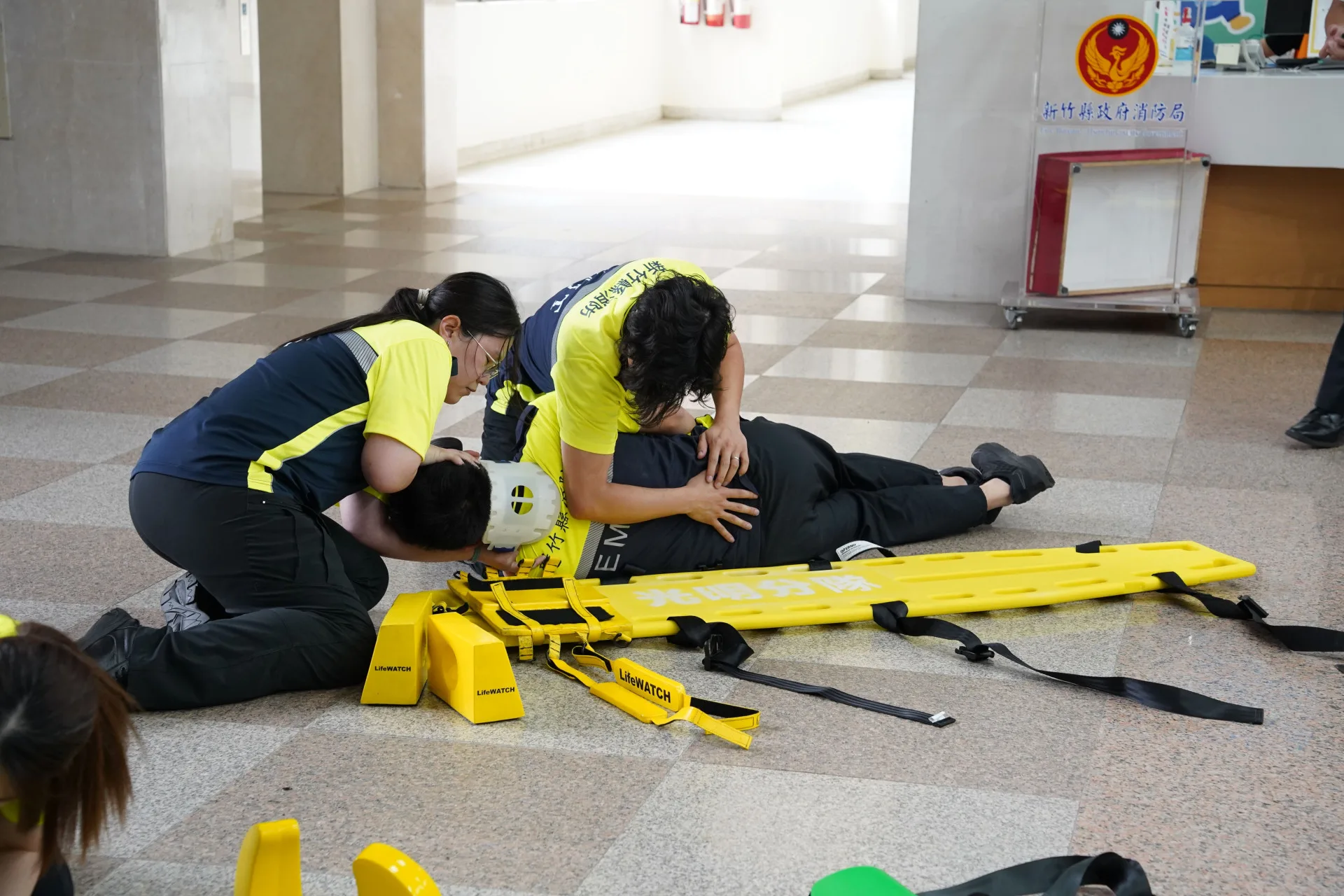 傳統擔架需要翻轉、搬移患者，增加風險。