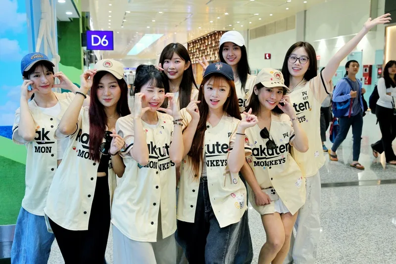 樂天桃猿隊表示，8月26日至9月5日，Rakuten Girls 將由隊長曲曲（前排右2）與特級副隊長筠熹（前排右3）等8人，橫跨美西至美東，連續亮相運動家、國民、海盜3支美國職棒球隊「台灣日」，帶來原汁原味的台灣應援文化。中央社