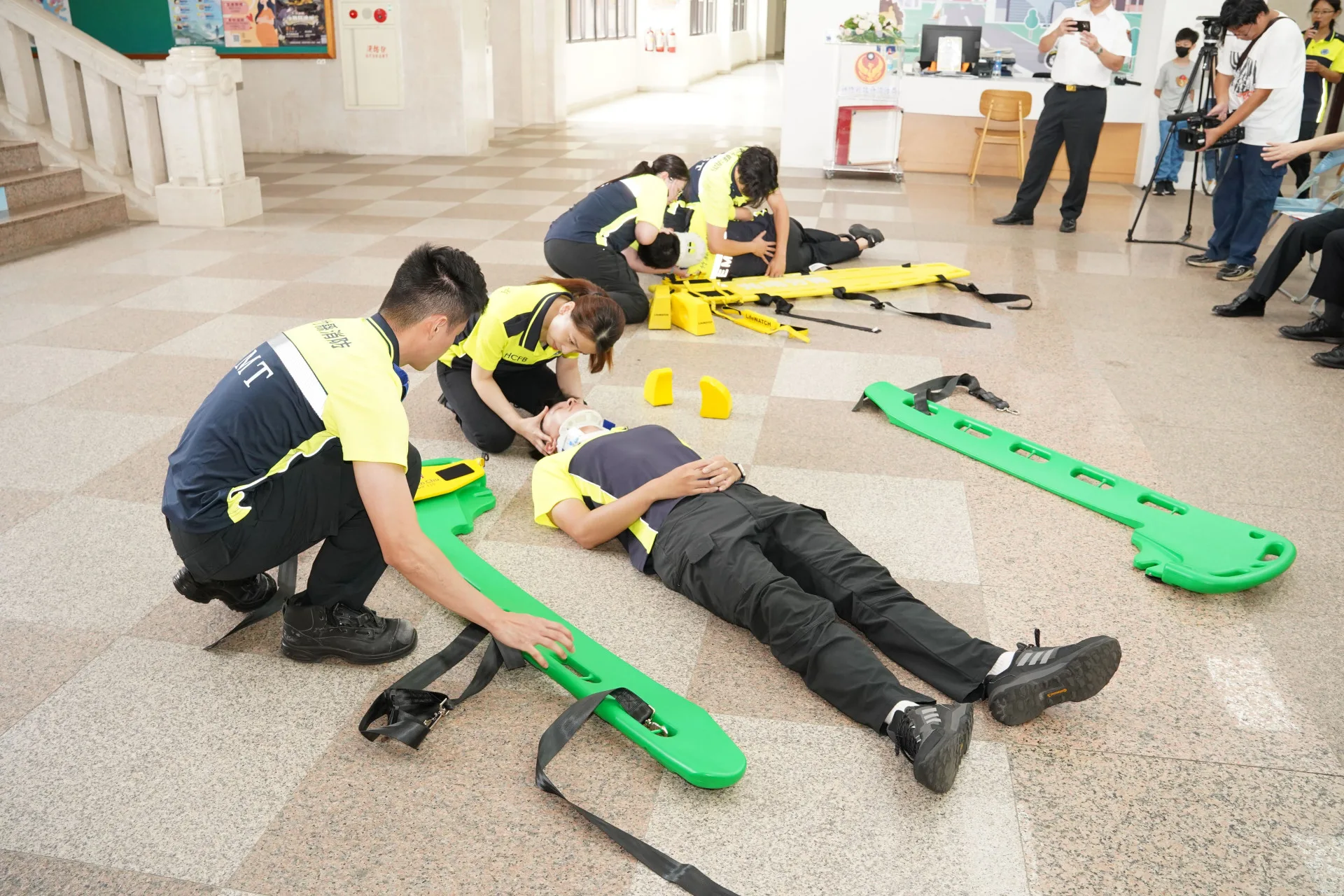 鏟式擔架具多功能病患轉運特性，可從任意一端分離或分成兩半，有效降低患者不必要移動。