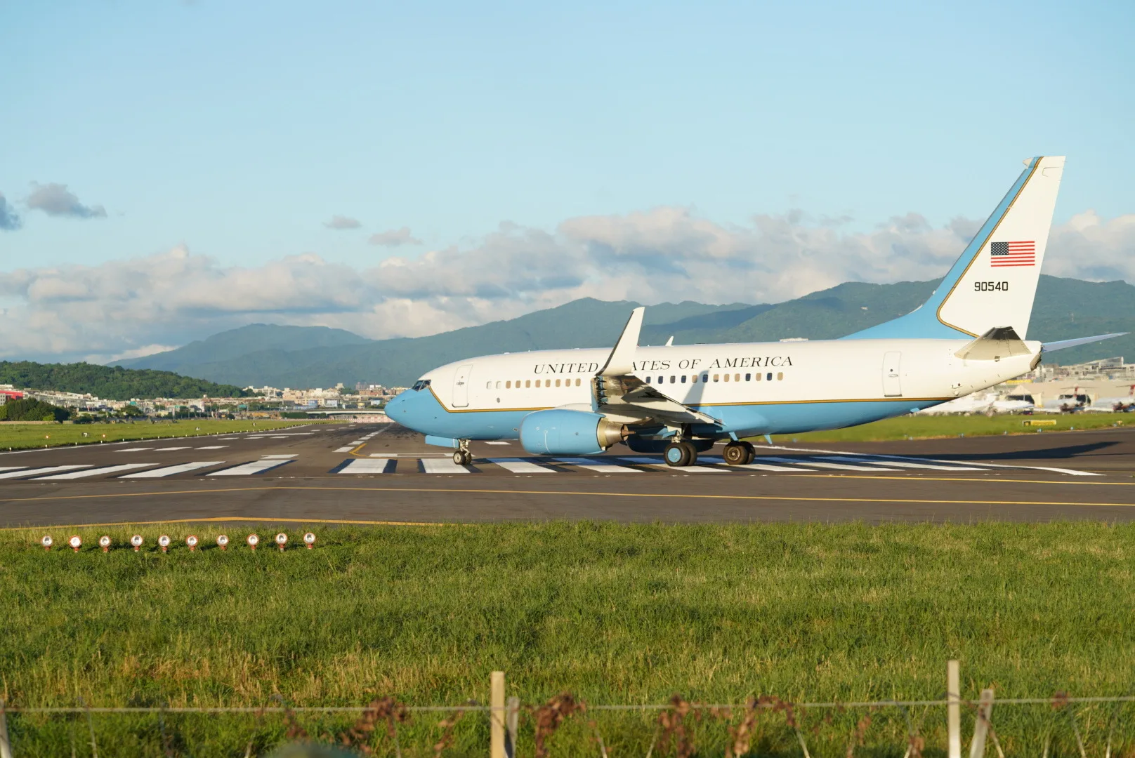 松山機場旁的飛機巷是航空迷拍飛機起降的知名地點。圖為2022年時任美國眾議院議長裴洛西來台專機。范修語攝（資料照）