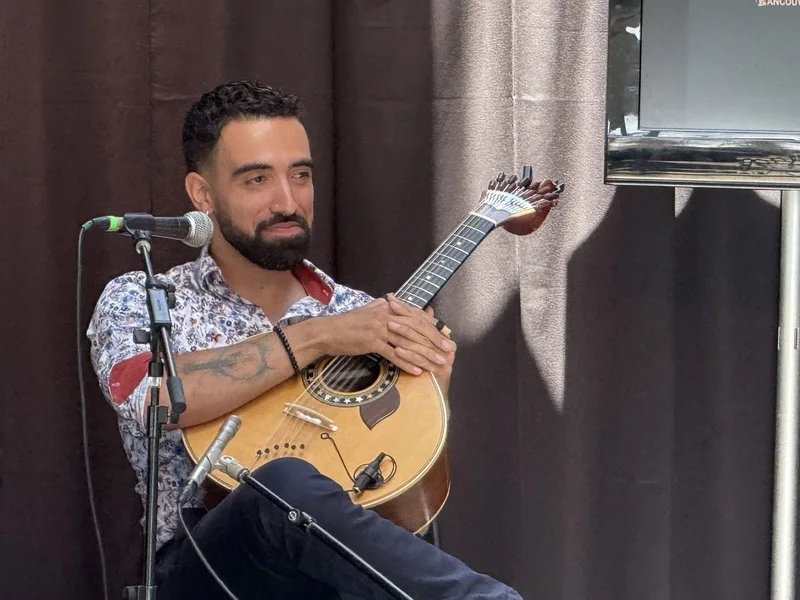 加拿大葡萄牙裔法朵吉他演奏家阿魯達，參加多倫多台灣節「希望講堂」講座。中央社