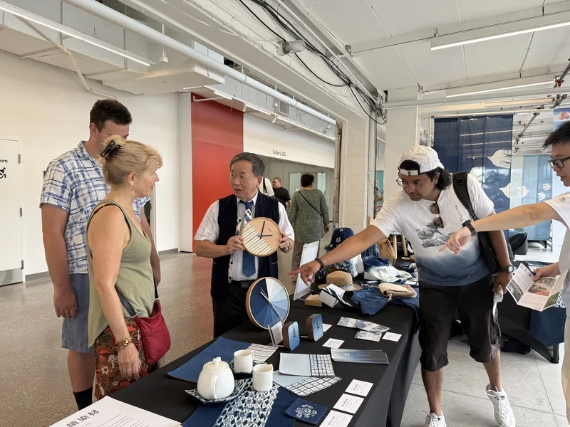 台中太平頭汴坑「太平藍」團隊由董事長葉晉玉（左3）領軍邁向國際，在加拿大台灣節多倫多湖濱中心設置大型「藍色足跡：多元文化的交織」展區，吸引眾多目光。中央社