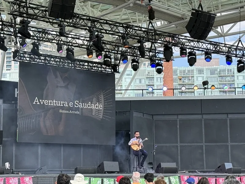 加拿大葡萄牙裔法朵吉他演奏家阿魯達，在多倫多湖濱中心舉行的台灣節公演。中央社