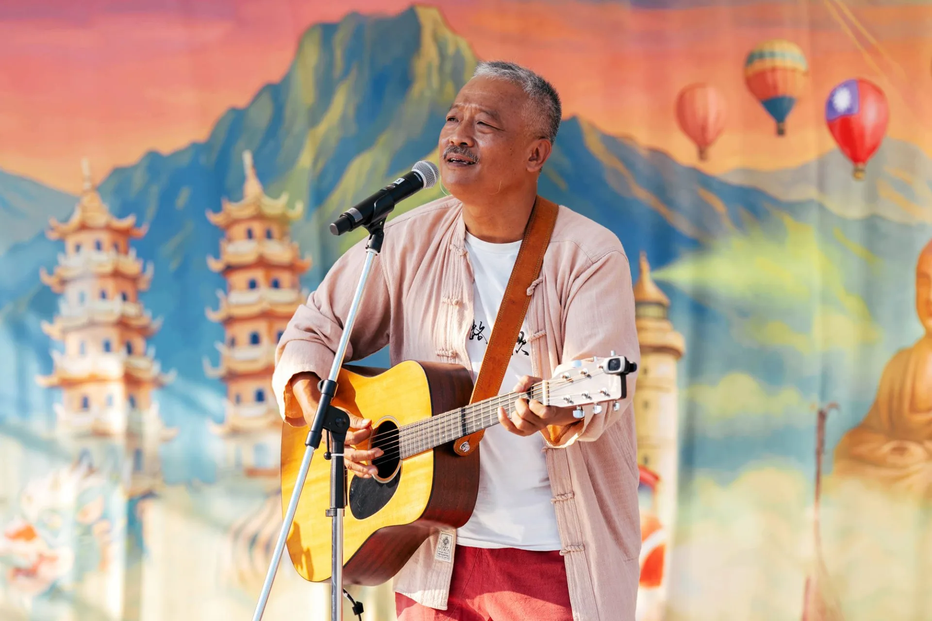 金曲歌王謝銘祐唱出「咱講的話：阿母的話」，舞台背板隱藏驚喜彩蛋，臺灣國旗也成為其中一顆熱氣球。