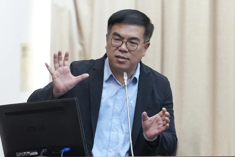 颱風丹娜絲致南部光電板毀損,還有部分未清理。環境部長彭啟明27日表示,廠商希望延到9月5日,環境部正在審核是否合理。中央社